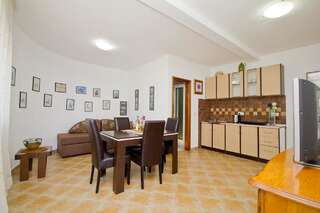 Апартаменты Apartments Dora Добра-Вода Апартаменты с 1 спальней и видом на море (для 4 взрослых)-1