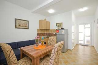 Апартаменты Apartments Dora Добра-Вода Апартаменты с 1 спальней и видом на море (для 3 взрослых)-12